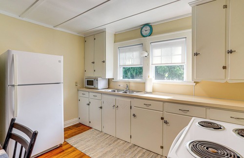 Huron House | Walk to Private Beach: Lake Erie Retreat w/Yard!