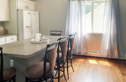 Saunderstown House | Walk to private community beach on Narrow River