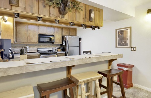 Summit Estates Condo | Walk to Resort Lifts from Warm Brownie Cozy Condo