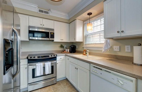 Mount Pleasant House | Walk to restaurants! 10min to beaches and downtown Charleston.
