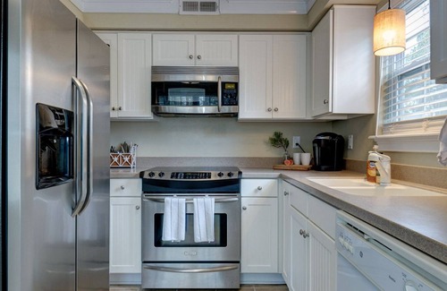Mount Pleasant House | Walk to restaurants! 10min to beaches and downtown Charleston.
