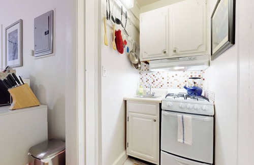 Coolidge Corner South Side Apartment | Walk to Restaurants, Shopping, near BU and Hosp