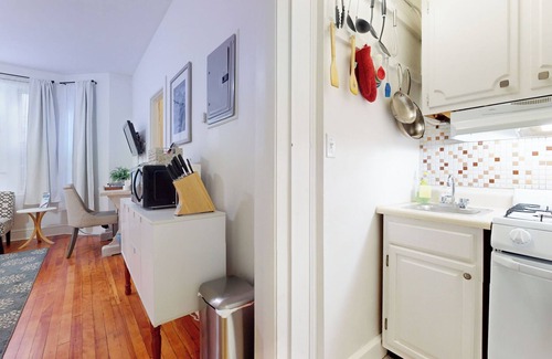 Coolidge Corner South Side Apartment | Walk to Restaurants, Shopping, near BU and Hosp