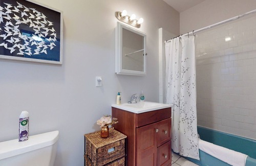 Coolidge Corner South Side Apartment | Walk to Restaurants, Shopping, near BU and Hosp