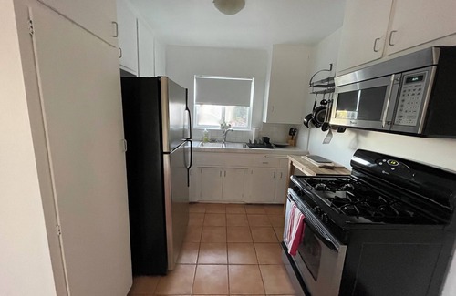 Ocean Park Apartment | Walk to Santa Monica & Venice Beach! 1BR Apartment, Blocks to the Sand.