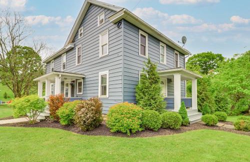 Saylorsburg House | Walk to Saylors Lake Townhome with Shared Perks!