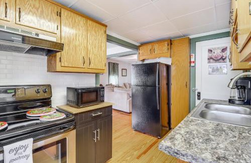 Saylorsburg House | Walk to Saylors Lake Townhome with Shared Perks!