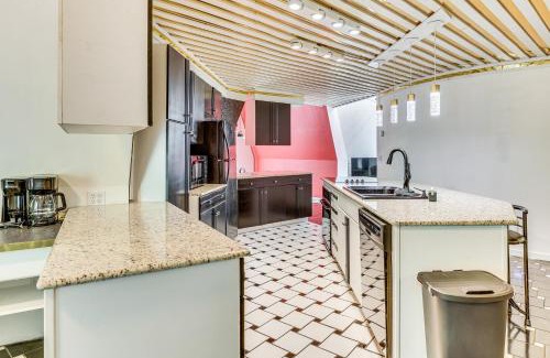 Dover House | Walk to School House Winery Home with Deck!