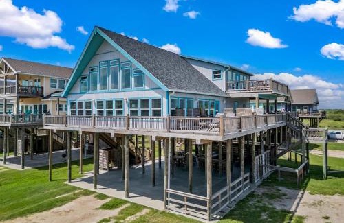 Port Bolivar House | Walk to Sea! Spacious Beachfront w 7BR! Sleeps 28!