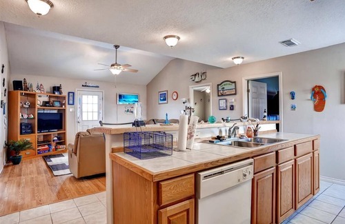 Surfside Beach Cottage | Walk to Shore & Restaurants: Surfside Beach Home!