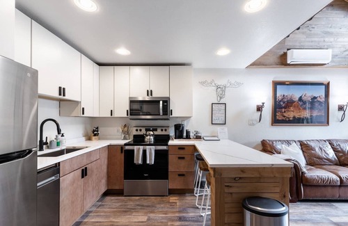 North Park City Condo | Walk to Ski | Free Parking | Hot Tub