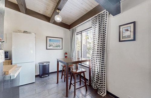 Alpine Meadows Condo | Walk to Ski Lift | Modern Top-Floor Mountain-View Getaway Near Scenic Trails