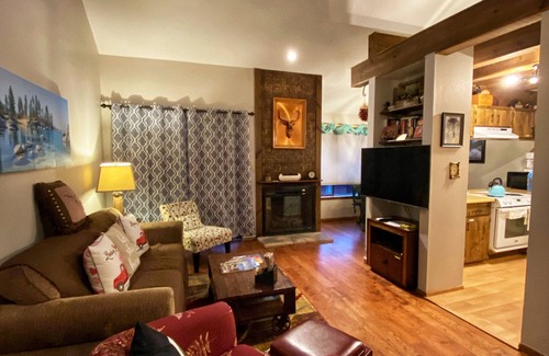 Angel Fire Condo | Walk To Ski Lifts! W/D, WiFi, Kitchen, Skylights