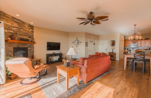 Sugar Mountain Condo | Walk to ski slopes! INCREDIBLE MTN VIEWS,SUNSETS, HOTTUB, FIREPLACE