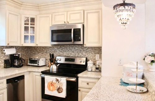 Passyunk Square House | Walk to South Philly's Best Restaurants & Bars!