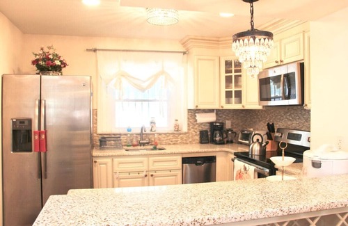 Passyunk Square House | Walk to South Philly's Best Restaurants & Bars!