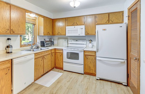 Mankato House | Walk to Spring Lake w/Waterpark: Family Retreat!