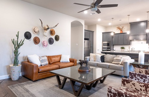 Arlington House | Walk To Stadiums: Game Room Hot Tub Mini Golf 4 Full Bath Prime Location