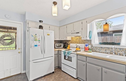 Panama City House | Walk to Sunsets, Dinner, & the Bay! Pets OK! 15 Min to Beaches from St Andrews