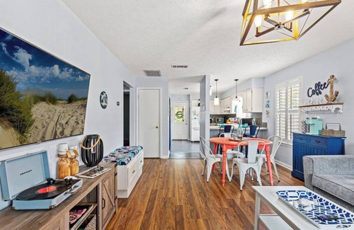 Panama City House | Walk to Sunsets, Dinner, & the Bay! Pets OK! 15 Min to Beaches from St Andrews