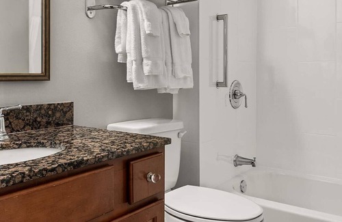 Central Business District Resort | Walk to Superdome! 4-star resort. King Bedroom+ LR Queen pull-out. Full Kitchen.