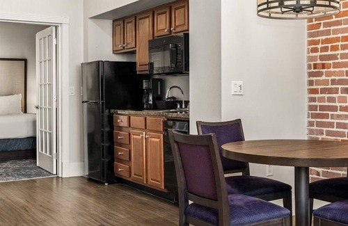 Central Business District Resort | Walk to Superdome! 4-star resort. King Bedroom+ LR Queen pull-out. Full Kitchen.