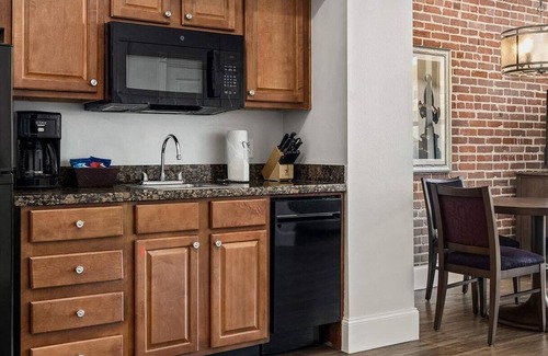 Central Business District Resort | Walk to Superdome! 4-star resort. King Bedroom+ LR Queen pull-out. Full Kitchen.