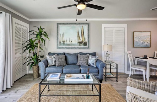 Surfside Beach Apartment | Walk to Surfside Beach Studio with Covered Balcony