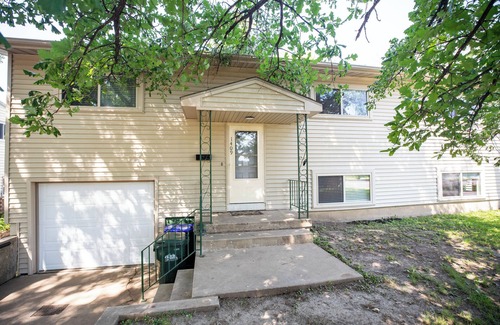 Twain House | Walk to Sycamore Mall, 5 Min Drive To City Center, 8 Beds Home, Fenced Yard