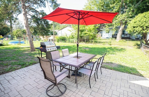 Twain House | Walk to Sycamore Mall, 5 Min Drive To City Center, 8 Beds Home, Fenced Yard