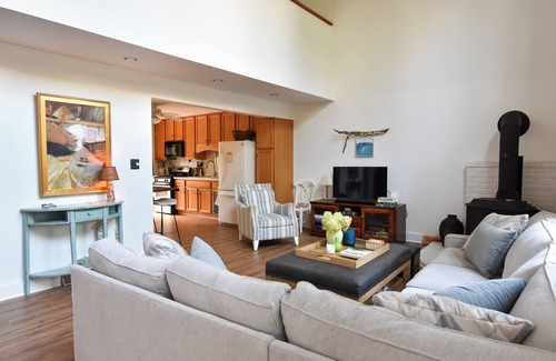 Cape May Point House | Walk to the beach from this cozy birder cottage! 3beds, 2ba