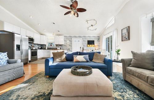 Caine Woods Villa | Walk to the Beach at the Blue House! EV Cgr, Pets!