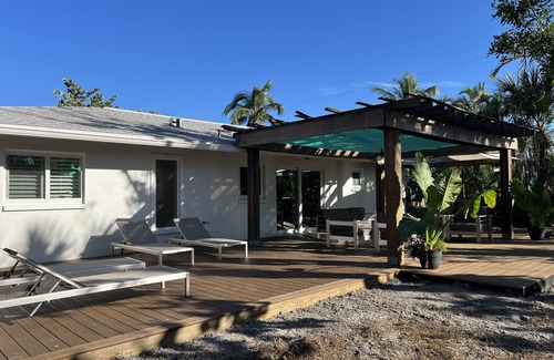 Sanibel House | Walk to the Beach! Cozy Restored Island Getaway