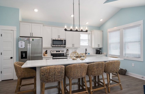 Corolla Light House | Walk to the beach, Dogs ok! Huge SW community Pool -Close to all!