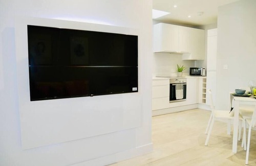 Westbourne Apartment | ⭐ Walk to the BEACH, Parking, WIFI & Netflix