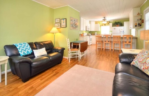 Tranquil Harbour House | Walk to the BEACH!!! Great Location-Beautiful, 2 Bedroom/1 Bath Cottage-Sleeps 4
