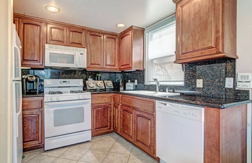 South Oceanside Condo | Walk to the beach - Mermaid's Pool Retreat