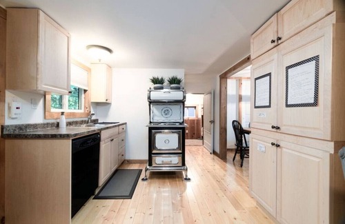 Flesherton Cottage | Walk to the Beach * Outdoor Sauna * Hot Tub