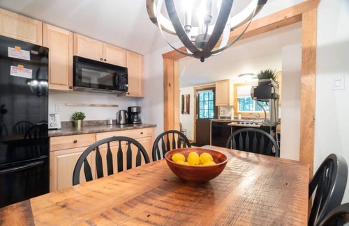 Flesherton Cottage | Walk to the Beach * Outdoor Sauna * Hot Tub