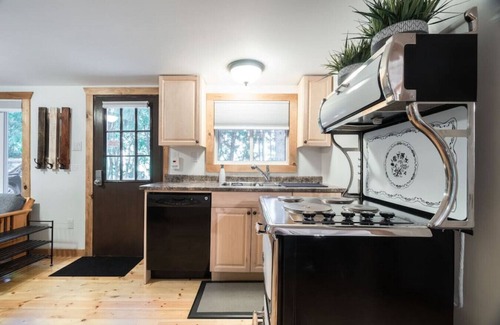 Flesherton Cottage | Walk to the Beach * Outdoor Sauna * Hot Tub