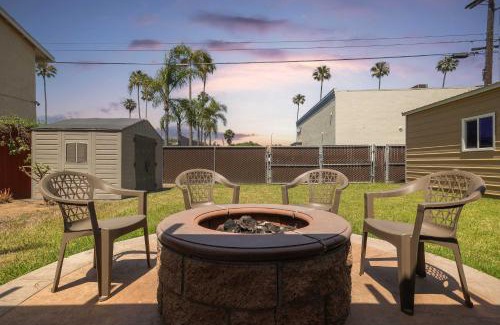 South Oceanside House | Walk to the Beach Private Backyard and Fire Pit
