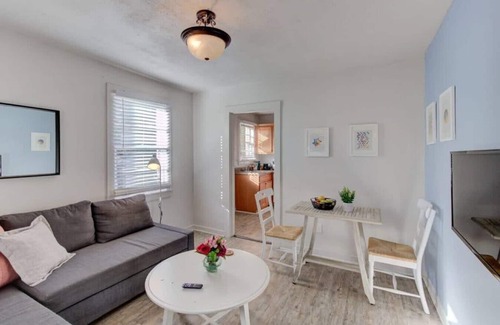 Midtown Apartment | Walk to the best of Midtown! Charming Cottage