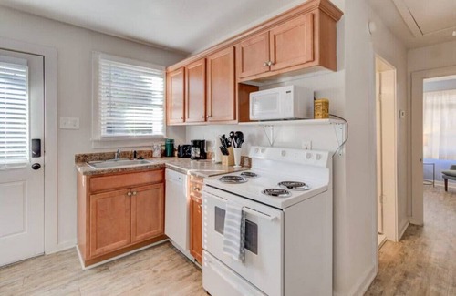 Midtown Apartment | Walk to the best of Midtown! Charming Cottage