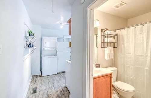 Midtown Apartment | Walk to the Best of Midtown Charming Cottage
