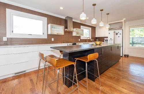 Ann Arbor House | Walk to the Big House from this Stylish Home.