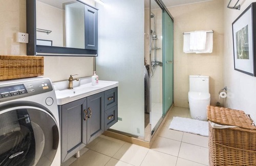 Huangpu Apartment | Walk to the bund, People Square, Xintiandi, Yuyuan Gardens