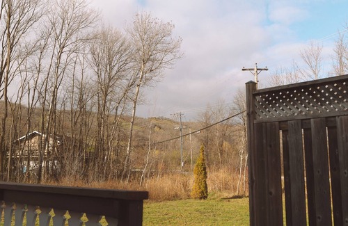 The Blue Mountains Ski Chalet | Walk to the Lift, Relax in Comfort – 6 bedroom Blue Mountain Chalet with Hot Tub