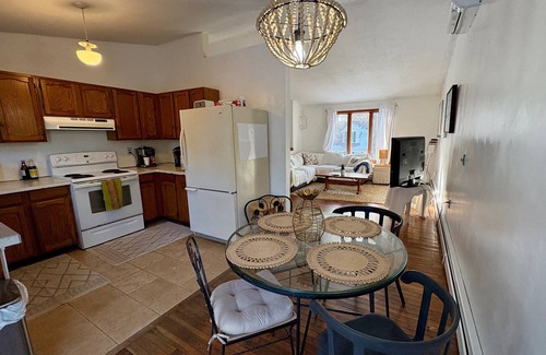 Saunderstown House | Walk to the Family Beach, North Narragansett.