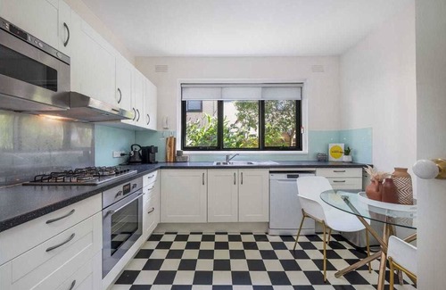 St Kilda Apartment | Walk to the Grand Prix track. Light and bright ground floor 2 bedrm apartment.