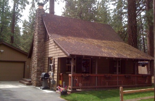 Bijou Pines Cabin | Walk to the LAKE! “Naughty but Nice" Knotty-Pine Cabin